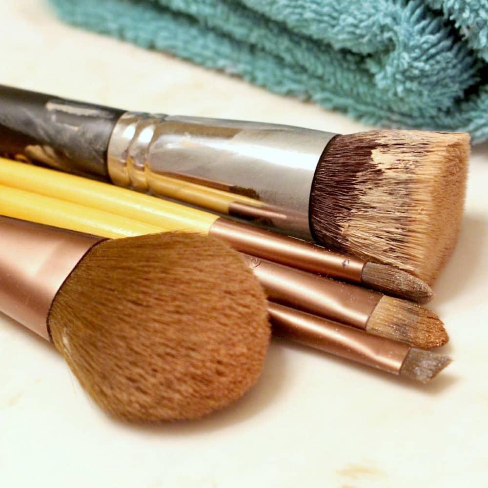 How to Clean Makeup Brushes in 5